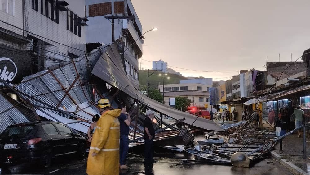 Telhado de galpão se solta durante a chuva e cai sobre carros em Coronel Fabriciano