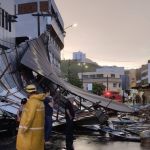 Telhado de galpão se solta durante a chuva e cai sobre carros em Coronel Fabriciano