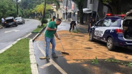 Foi necessário jogar serragem sobre a pista antes que o trânsito fosse liberado novamente