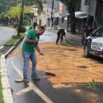 Vazamento de óleo provoca vários acidentes e transtornos na MG-030 em Nova Lima