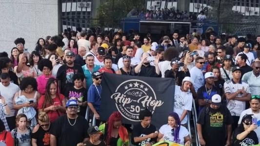 Foi realizada uma marcha em comemoração aos 50 anos do hip-hop no país