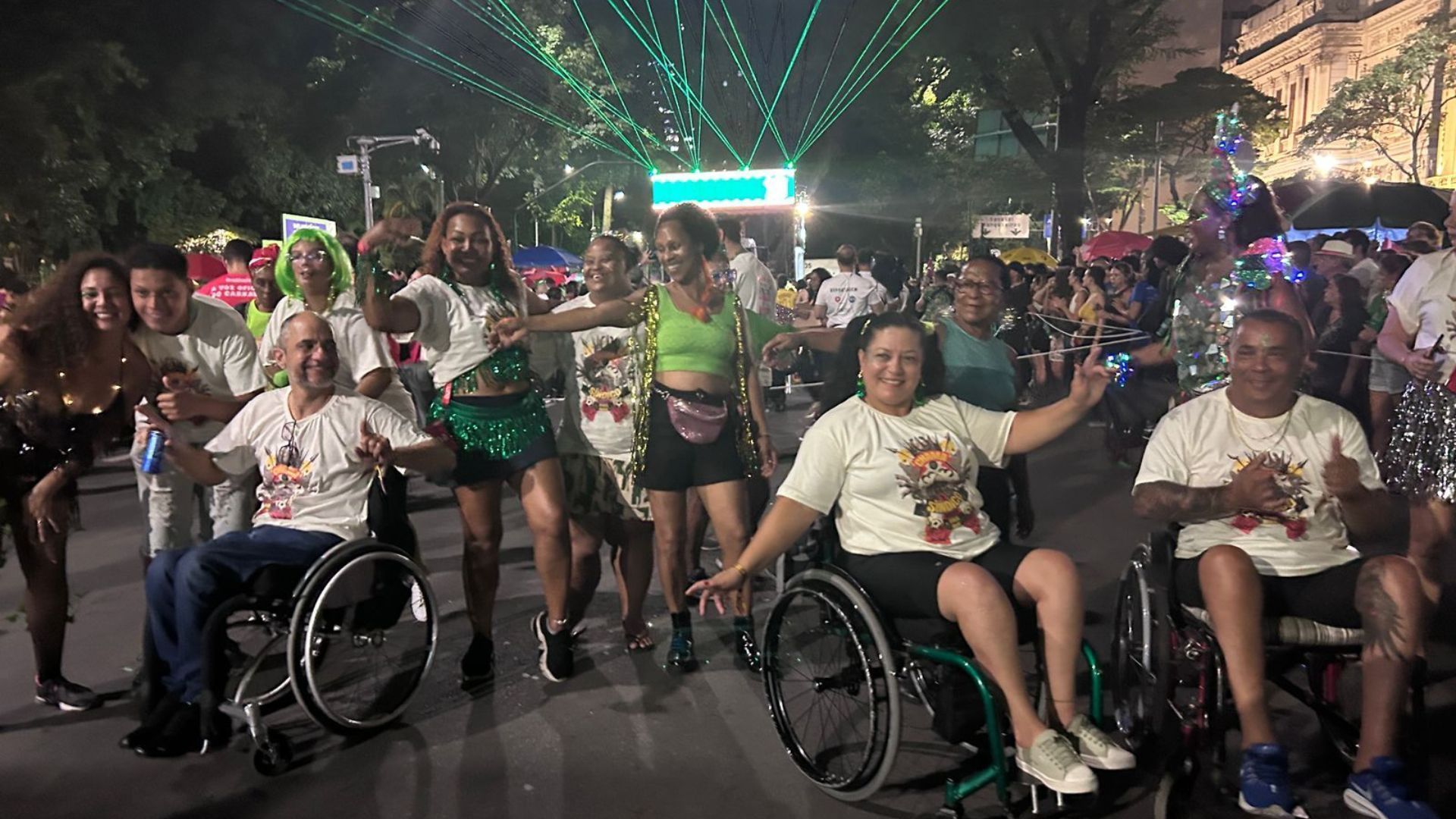 Foliã cadeirante celebra inclusão no bloco Chama o Síndico, em BH: ‘Oportunidade única’