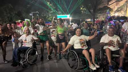 Foliã cadeirante celebra inclusão no bloco Chama o Síndico, em Belo Horizonte
