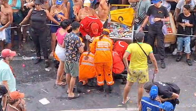 Vídeo: foliã passa mal e é socorrida por bombeiros durante bloco de Carnaval em BH