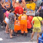 Vídeo: foliã passa mal e é socorrida por bombeiros durante bloco de Carnaval em BH