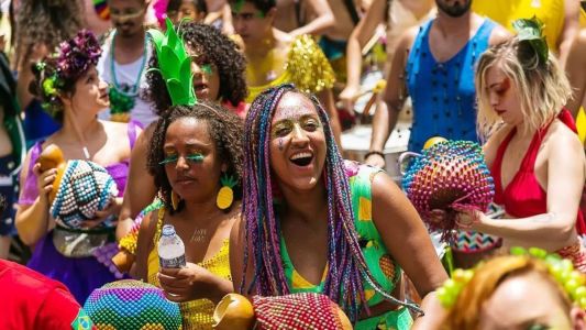 Foliões aproveitam o Carnaval de Belo Horizonte, que retomou a tradição dos blocos de rua na última década