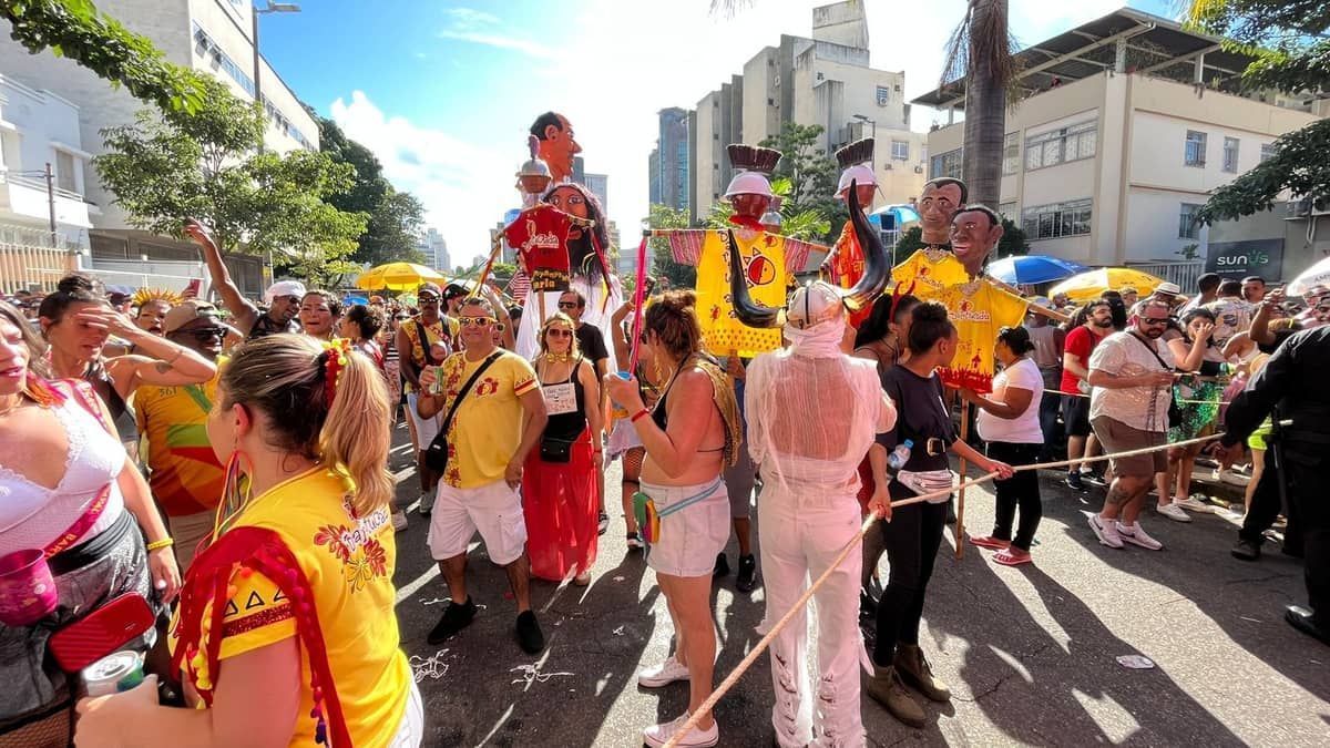 Bartucada agita ruas do Funcionários com diversos ritmos musicais; confira imagens do desfile