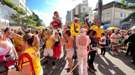 Foliões enchem as ruas do bairro Funcionário para acompanhar a festa