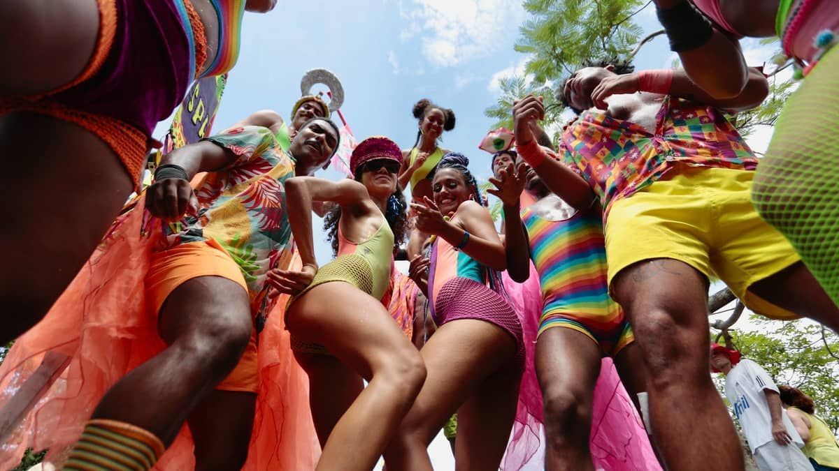 Foliões enfrentam calor para acompanhar blocos pelas ruas do Rio