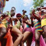 Foliões enfrentam calor para acompanhar blocos pelas ruas do Rio