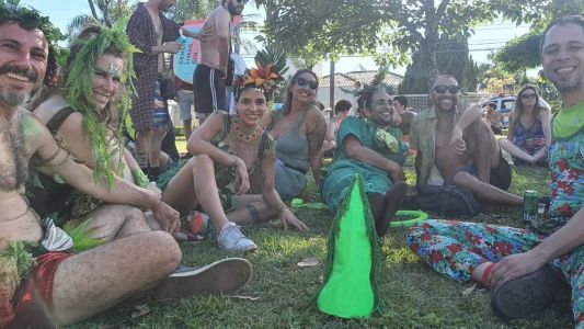 Foliões na Praça Toscana, na Pampulha