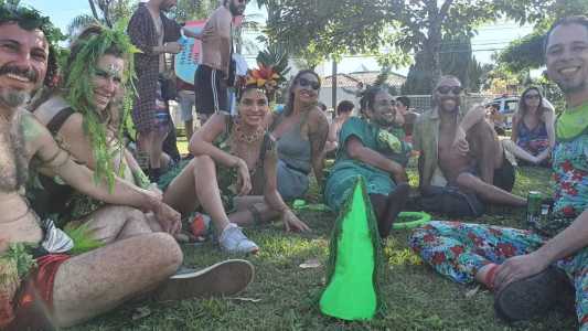Foliões na Praça Toscana, na Pampulha