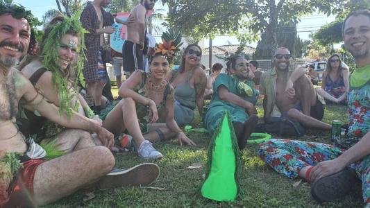 Foliões na Praça Toscana, na Pampulha