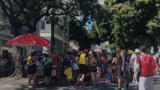 Foliões se concentram no Espaço Luiz Estrela, no Santa Efigênia