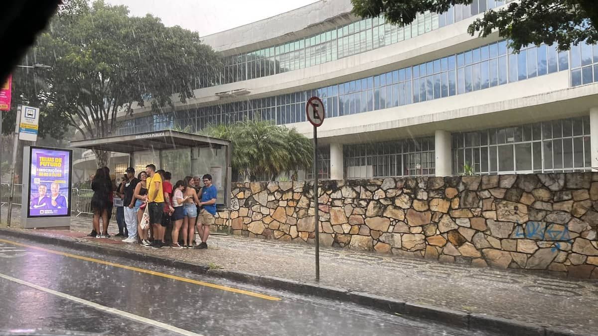 Em apenas duas horas, chove 40% da média histórica do mês na região Centro-Sul de BH