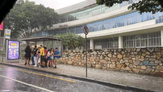 Foliões se refugiaram em pontos de ônibus na Savassi