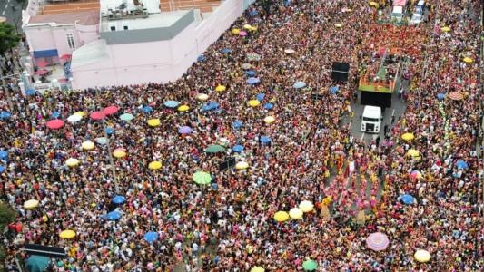Foliões tomam as vias do Centro