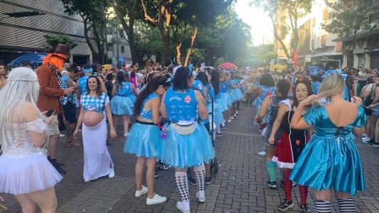 Foliões vestidos de Alice no País das Maravilhas no bloco Me Deixe