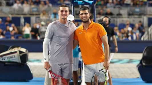 João Fonseca e Carlos Alcaraz em jogo de exibição em Miami em 8 de dezembro de 2025