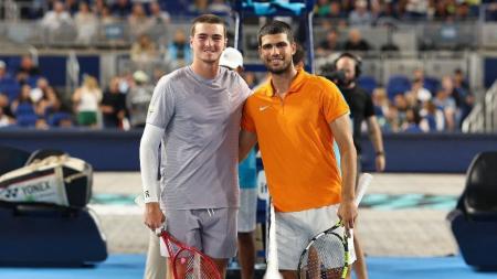 João Fonseca e Carlos Alcaraz em jogo de exibição em Miami em 8 de dezembro de 2025