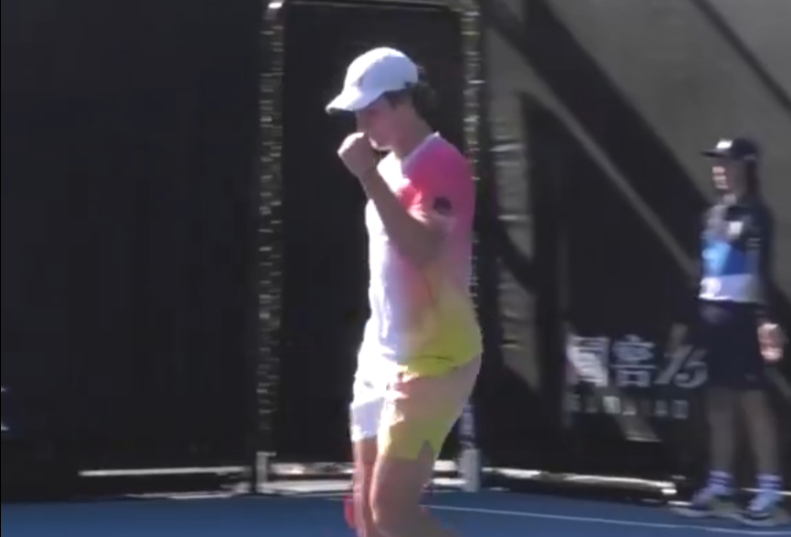 João Fonseca atropela Wong e fica a uma vitória do Australian Open; Monteiro também vence
