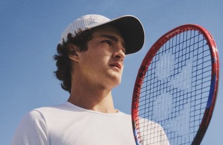 João Fonseca em peça publicitária da Yonex, fabricante de raquetes, em 2025