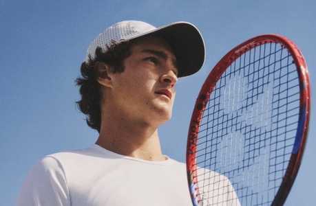 João Fonseca em peça publicitária da Yonex, fabricante de raquetes, em 2025