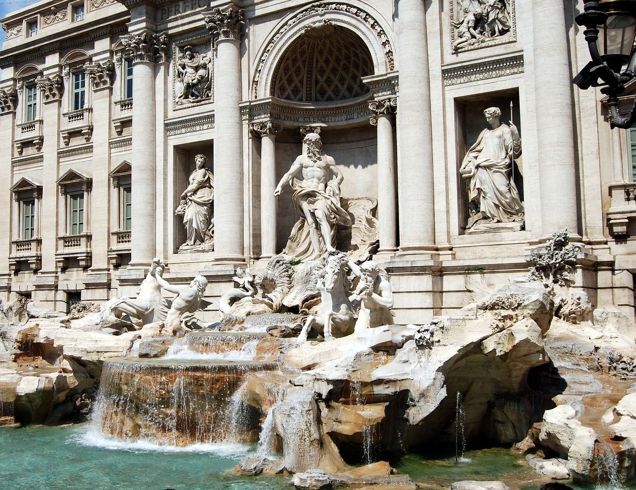 Homem é multado por tentar furtar moedas da Fontana di Trevi