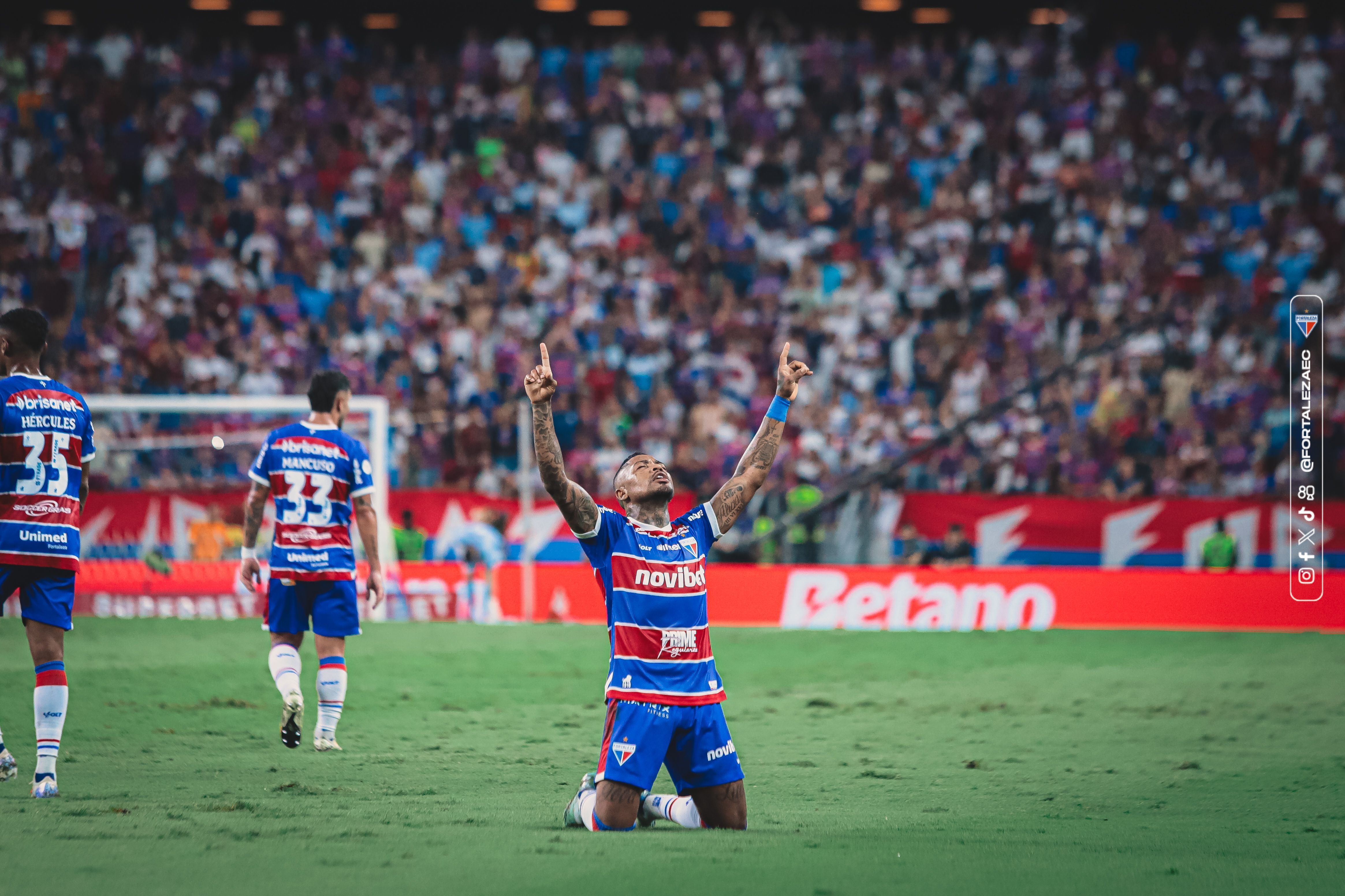 Fortaleza goleia o Bahia, encerra jejum e continua na cola do líder Botafogo
