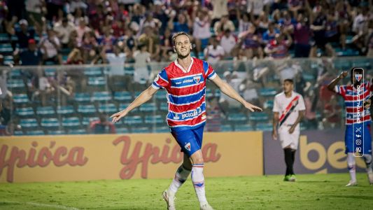 Pochettino comemora gol do Fortaleza sobre o Ferroviário-CE