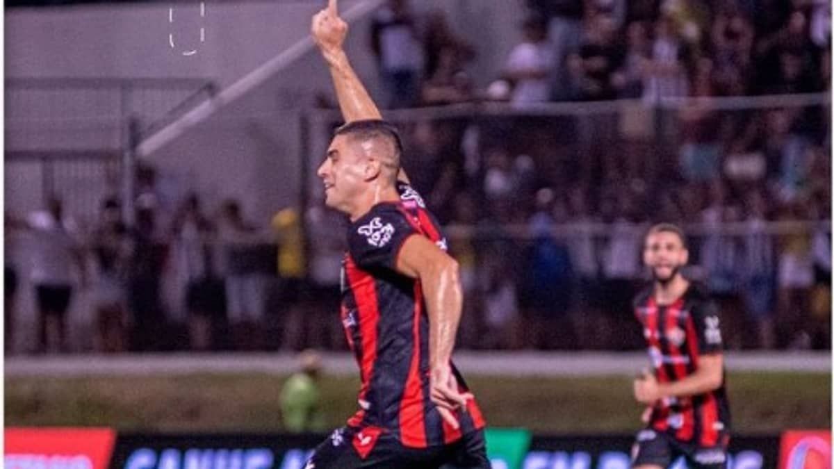 Com um mais, Vitória supera o ABC e mantém 100% na Série B