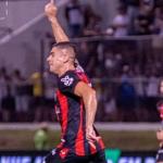 Com um mais, Vitória supera o ABC e mantém 100% na Série B