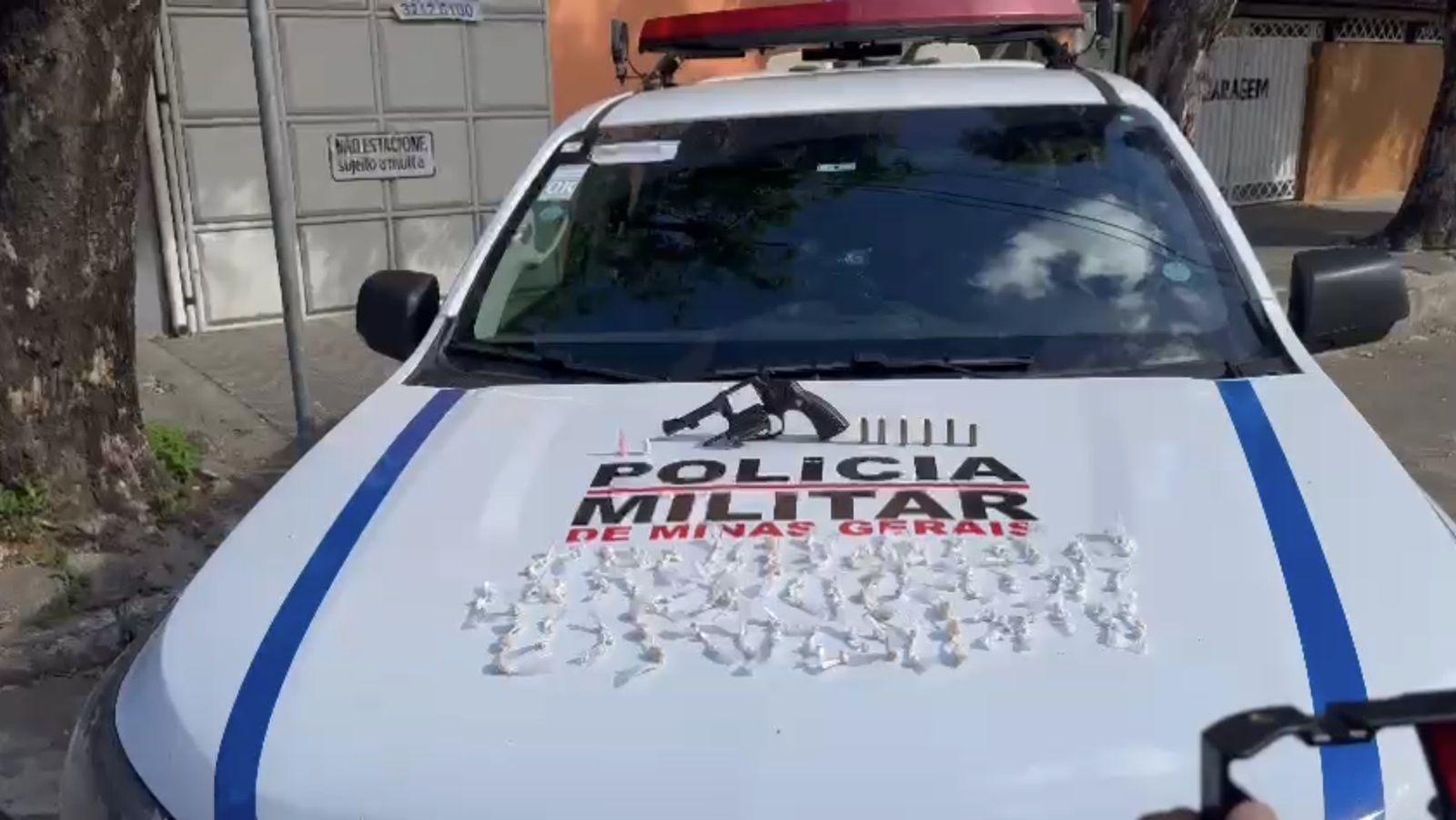 Jovem de 20 anos foragido desde dezembro é preso após cair de telhado em MG