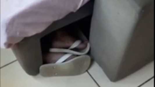 Foragido tentou se esconder embaixo do sofá, mas os pés ficaram de fora
