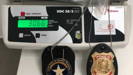 Foram apreendidas pouco mais de 3 quilos de droga com características de cocaína
