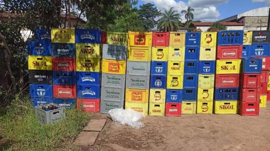 Foram apreendidas mais de mil caixas de cerveja no local