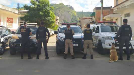 Foram apreendidos durante a operação cerca de 50 pássaros da fauna silvestre