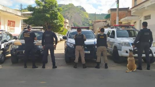 Foram apreendidos durante a operação cerca de 50 pássaros da fauna silvestre