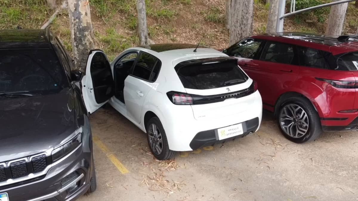 PF apreende carros de luxo em operação contra desembargador federal e filho