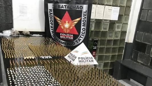Foram encontradas mais de 1.300 pedras de crack, 715 pinos de cocaína, além de cartuchos de diversos calibres