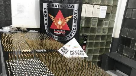 Foram encontradas mais de 1.300 pedras de crack, 715 pinos de cocaína, além de cartuchos de diversos calibres