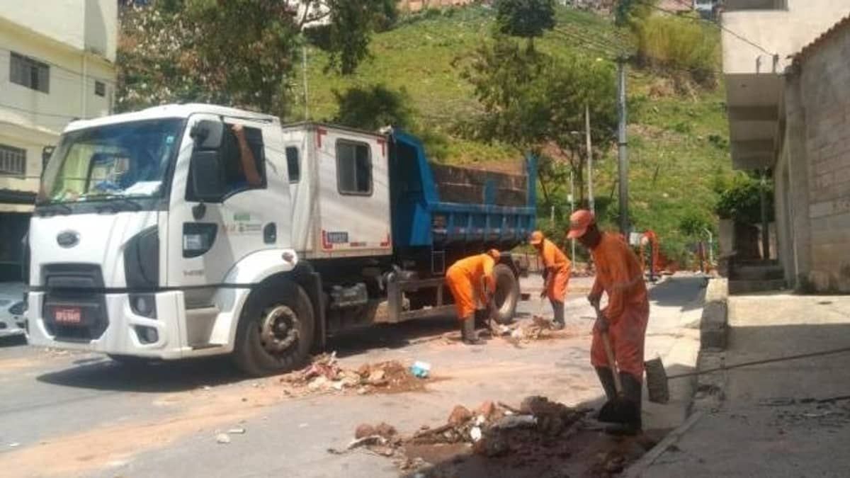 Em Belo Horizonte, garis retiram mais mil toneladas de lama das ruas em 4 meses