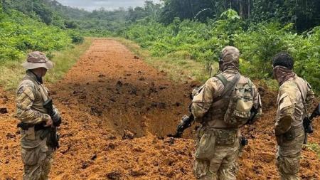 Forças Armadas destroem pista de pouso clandestina na Terra Yanomami.