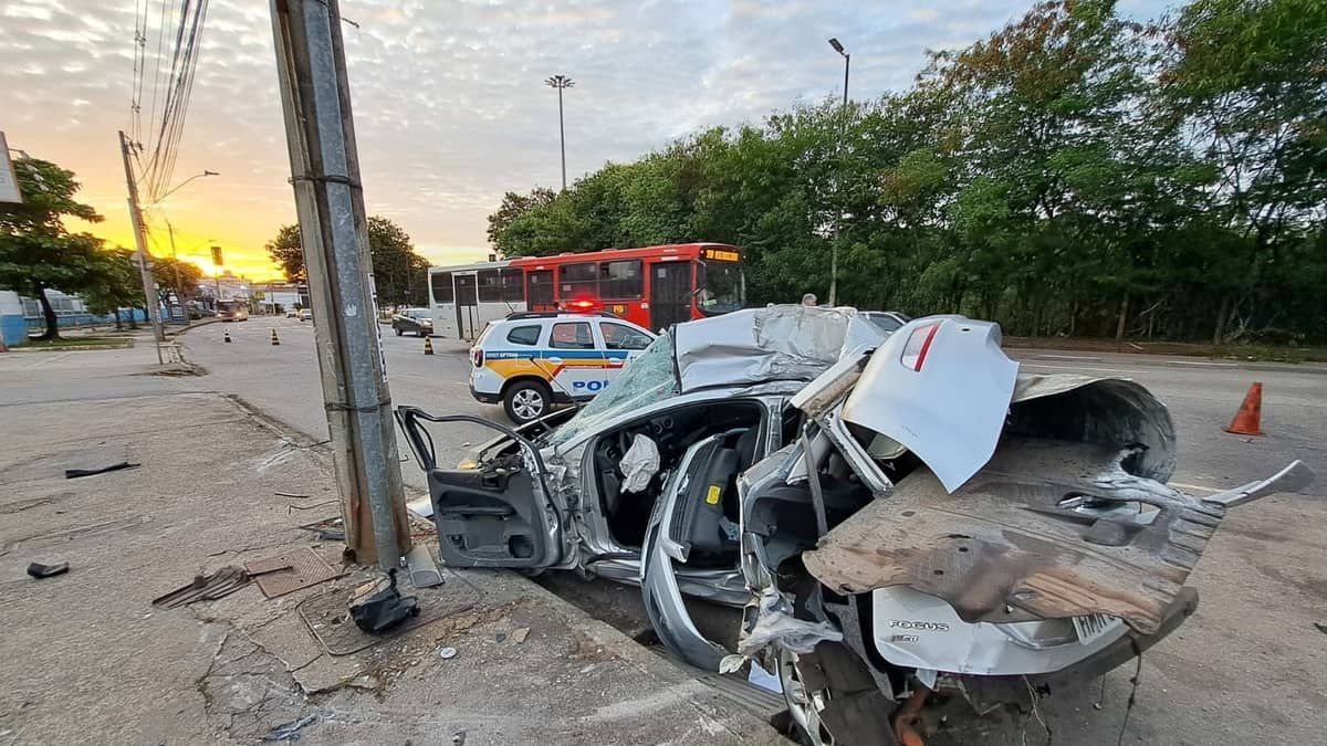 Veja vídeos e fotos do grave acidente na Via Expressa; motor foi arrancado e motorista socorrido em estado grave