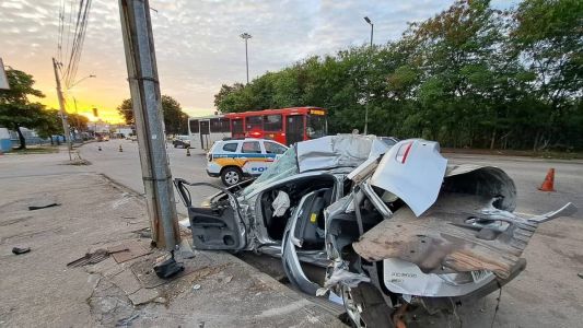 Ford Focus ficou completamente destruído após o acidente