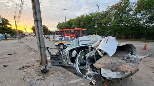 Ford Focus ficou completamente destruído após o acidente