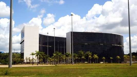 Formado em Direito, Caldeira é conhecido por promover painéis e debates sobre futebol em Belo Horizonte e São Paulo. Politicamente, já atuou no PSB.