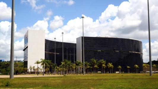 Formado em Direito, Caldeira é conhecido por promover painéis e debates sobre futebol em Belo Horizonte e São Paulo. Politicamente, já atuou no PSB.