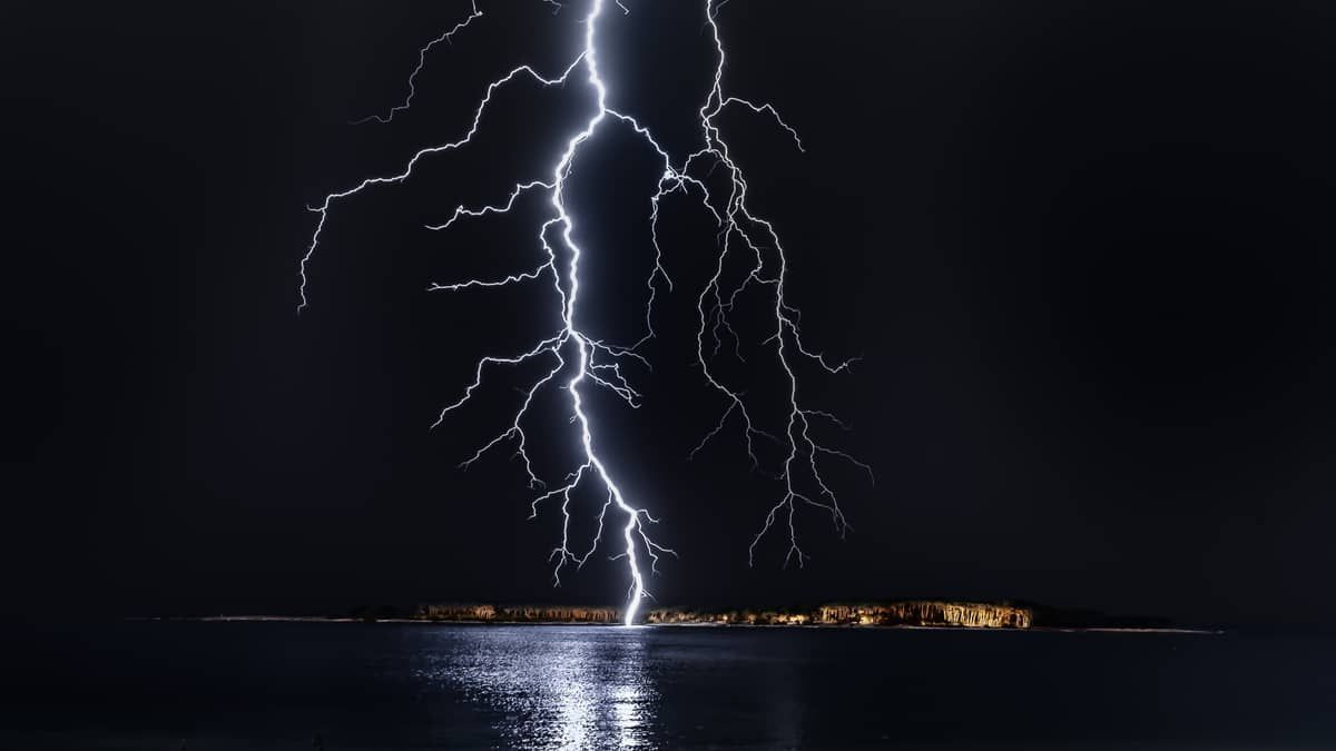 Por que os raios fazem zigue-zague no céu?
