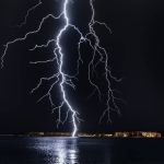 Por que os raios fazem zigue-zague no céu?